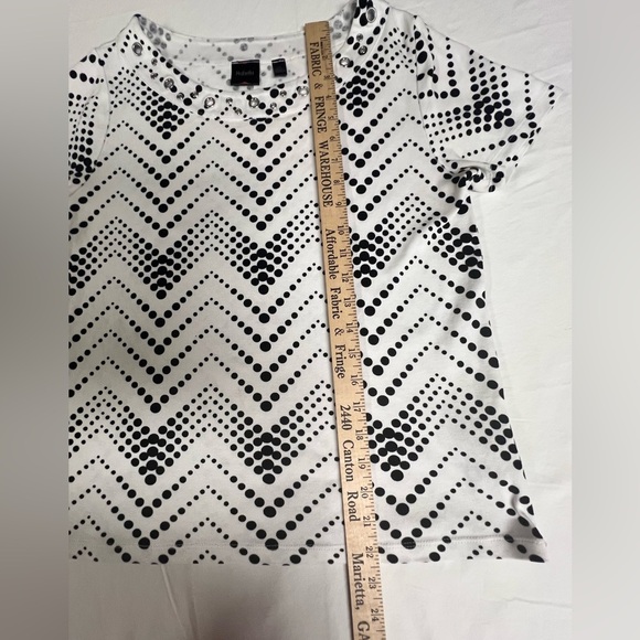 RAFAELLA BLACK & WHITE CHEVRON PATTERNED WOMENS SHORT SLEEVE TOP. SIZE LARGE - Picture 4 of 9